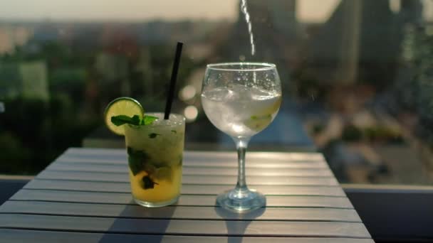 Tropische Cocktail Versierd Met Verse Limoen Muntblaadjes Mojito Gin Tonic — Stockvideo