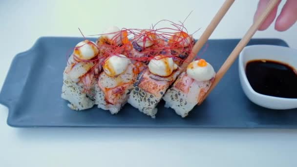 Bacchette Che Immergono Sushi Rotolo Nella Salsa Soia Cibo Tradizionale — Video Stock