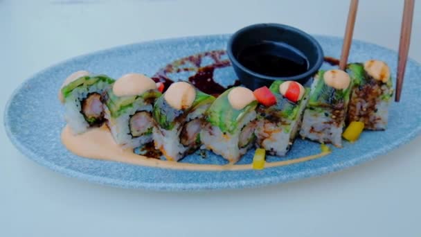 Chopsticks Mergulhando Sushi Roll Molho Soja Comida Tradicional Asiática Uma — Vídeo de Stock