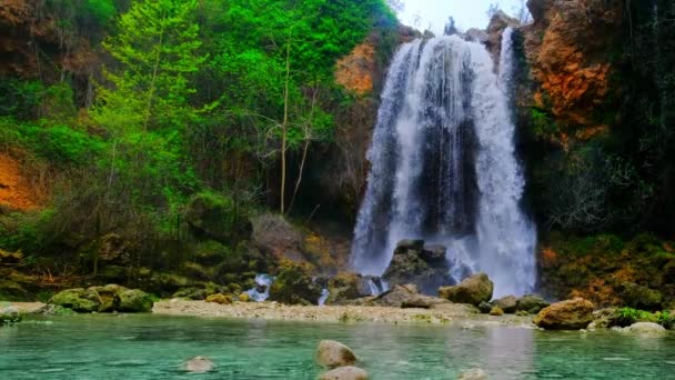 Krásný Velký Vodopád Reálném Čase Kameny Kameny Zelené Stromy Keře — Stock video
