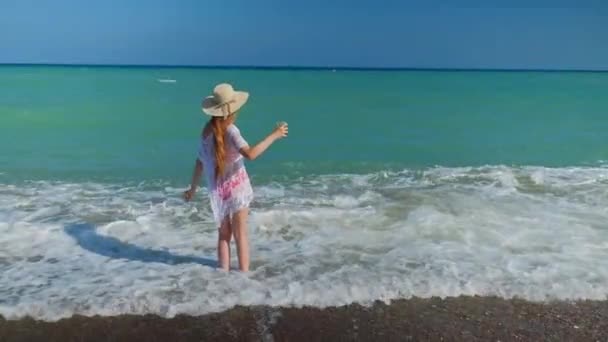 Tall Woman Long Hair Back Beach Girl Hat Dancing Holding — Vídeo de stock