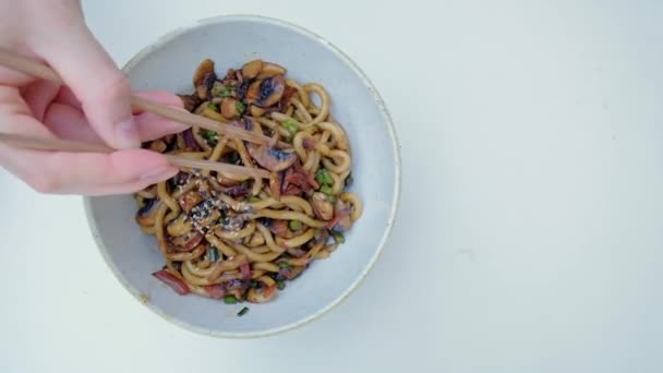 Asya Mutfağında Udon Tahta Çubuklarla Sebzeli Erişte Yemek Lezzetli Yemek — Stok video