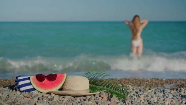Klobouk Ručník Sluneční Brýle Vysoká Žena Dlouhými Vlasy Zad Pláži — Stock video