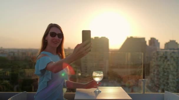 Mulher Está Com Cocktail Menina Cabelo Comprido Bonito Está Tirando — Vídeo de Stock