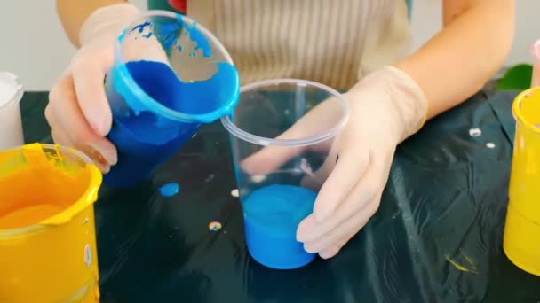 Ein Künstler Mischt Acrylfarben Einem Plastikbecher Vorbereitung Für Fluid Art — Stockvideo