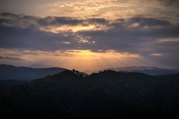 美しい夕日 自然を背景に 山のシルエット 高品質の写真 — ストック写真