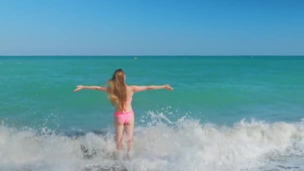Tall Woman Long Hair Back Beach Mediterranean Sea Waves Background — Vídeo de stock
