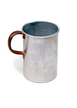 eski alüminyum kupa üzerinde beyaz izole