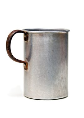 eski alüminyum kupa üzerinde beyaz izole