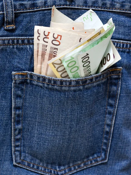 Billets Euro dans la poche arrière d'un jean bleu . — Photo