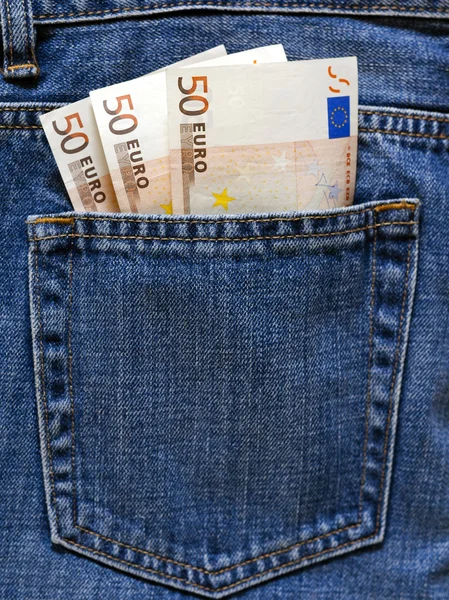 Billetes de bolsillo 50 en pantalones vaqueros azules — Foto de Stock
