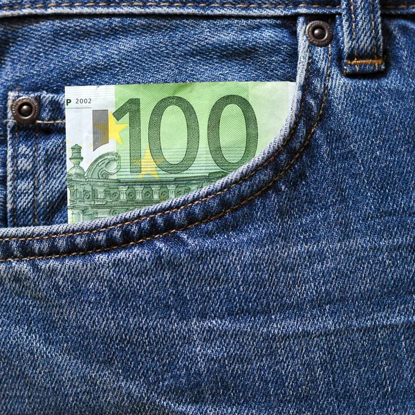 100-Euro-Schein in Jeanstasche — Stockfoto