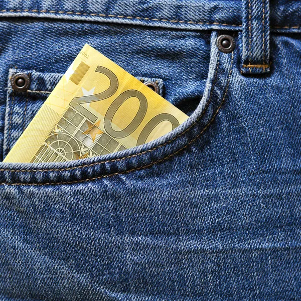 Банкнота 200 евро в кармане джинсов — стоковое фото