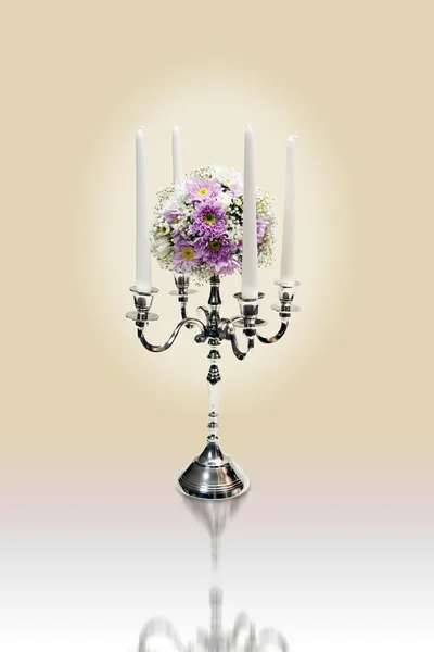 Um candelabro de prata com flores de buquê — Fotografia de Stock