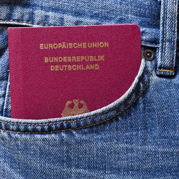 Passaporte alemão no bolso traseiro de jeans Imagem De Stock