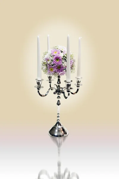 Un candelabro de plata con flores de ramo Imagen De Stock