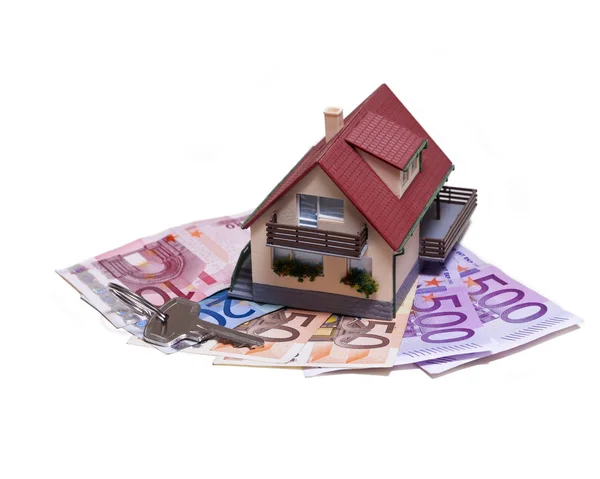 Casa con billetes en euros y llave de la casa — Foto de Stock