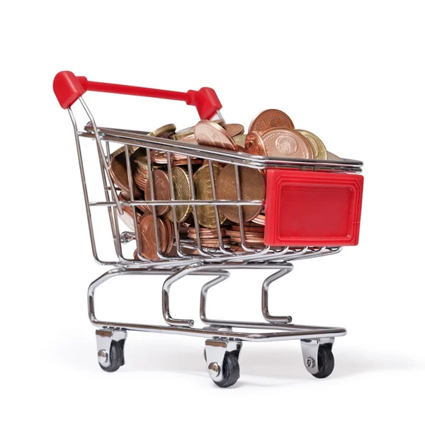 Um carrinho de compras é preenchido com moedas de euro — Fotografia de Stock