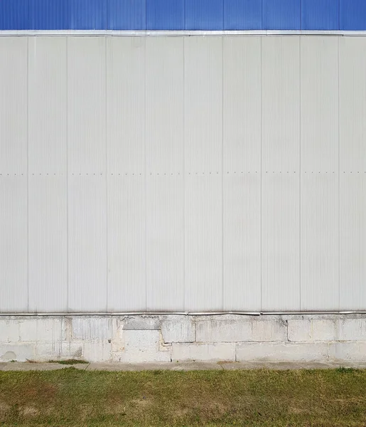 Fragment Der Fassade Eines Industriegebäudes Metallene Fassadenplatten Und Betonfundamente Des — Stockfoto