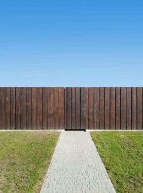 Bir arsaya, bahçeye ya da sokak bahçesine girişi olan özel ahşap bir çit parçası. Kaynak ya da şablon.