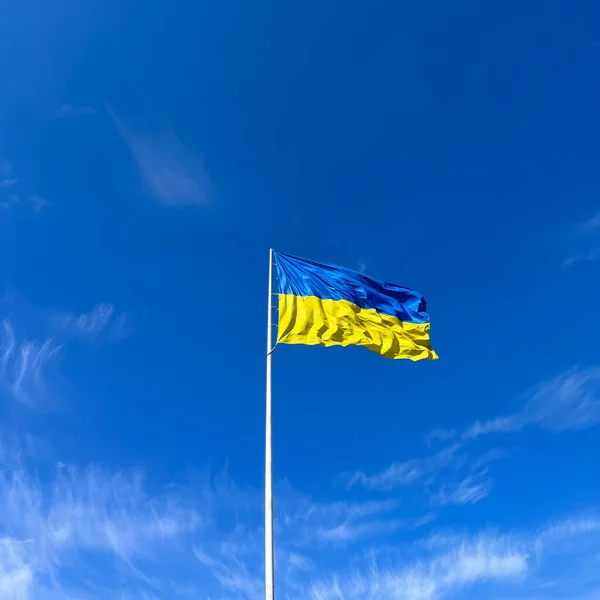 Flagge Der Ukraine Einem Fahnenmast Voller Wind Vor Blauem Himmel — Stockfoto