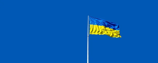 Flagge Der Ukraine Einem Fahnenmast Voller Wind Vor Blauem Himmel — Stockfoto