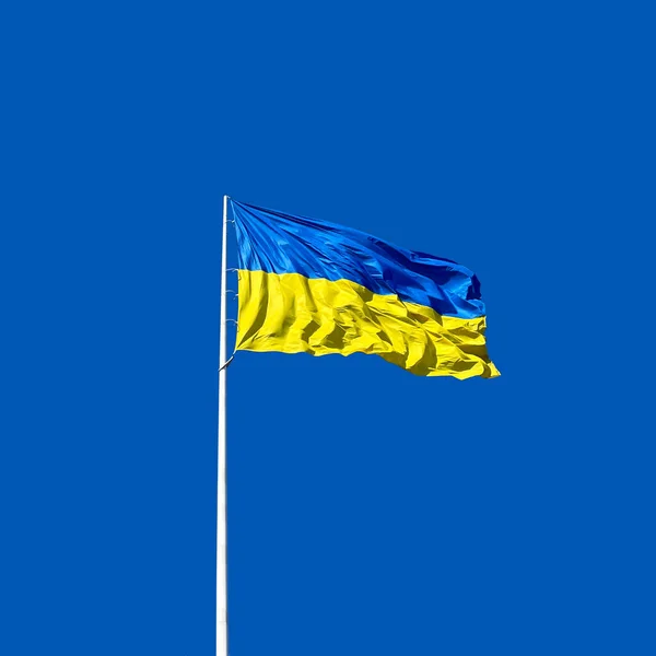 Flagge Der Ukraine Einem Fahnenmast Voller Wind Vor Blauem Himmel — Stockfoto