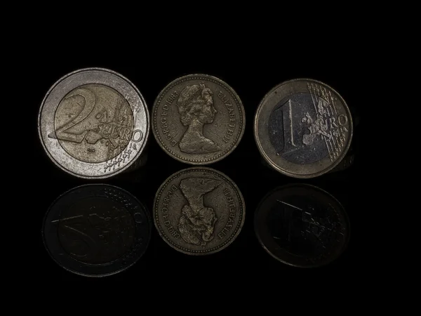 ポンドとユーロの硬貨 — Stock fotografie