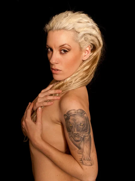 Piękna dziewczyna miejskich z blond dredy. Czarna Pantera tatuaż — Zdjęcie stockowe
