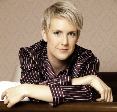 Onu pijama onun yatağında güzel bir kız. doğrudan göz teması