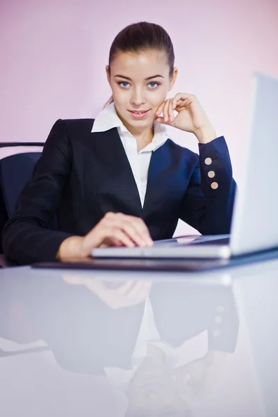 Mujer profesional en su escritorio — Stockfoto