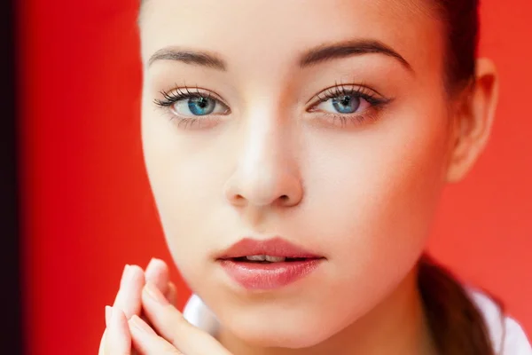 Primer plano de la cara de una hermosa joven — Foto de Stock