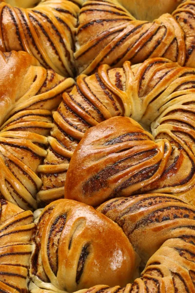 Heerlijke brood vers gebakken en geroosterd tot goudbruin. — Stockfoto