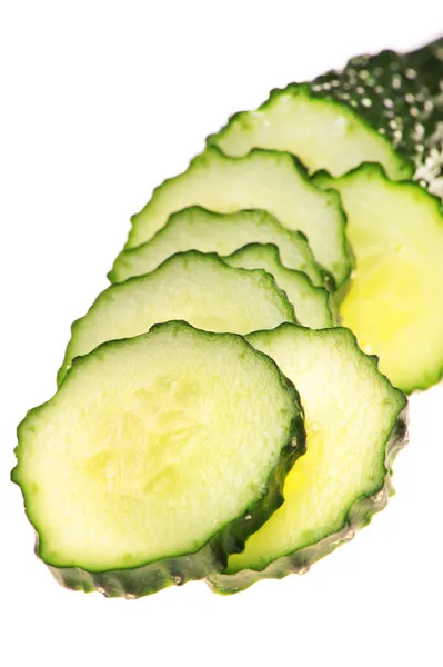 Zelené okurky na bílém pozadí — Stock fotografie