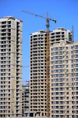 bitmemiş bir yüksek katlı bina
