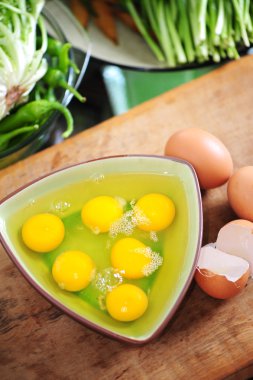 yumurta sarısı ile