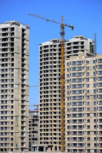 An unfinished high-rise building — Stock Photo, Image