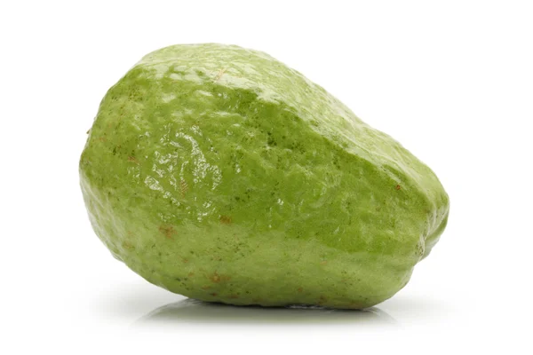 Fruta guayaba verde fresca sobre fondo blanco — Foto de Stock