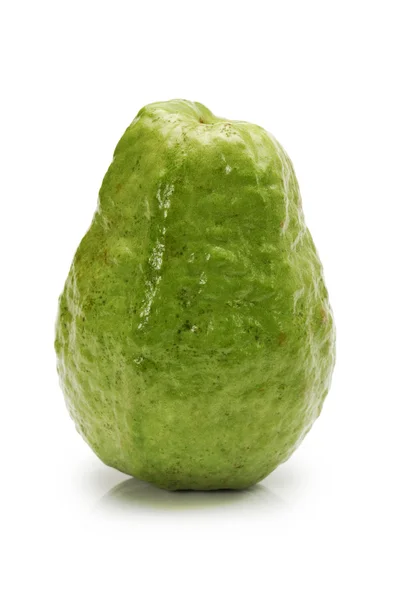 Fruta guayaba verde fresca sobre fondo blanco — Foto de Stock