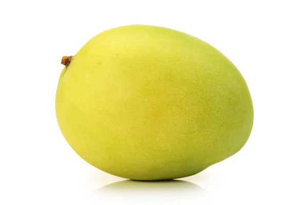 Dolce mango verde su sfondo bianco — Foto Stock