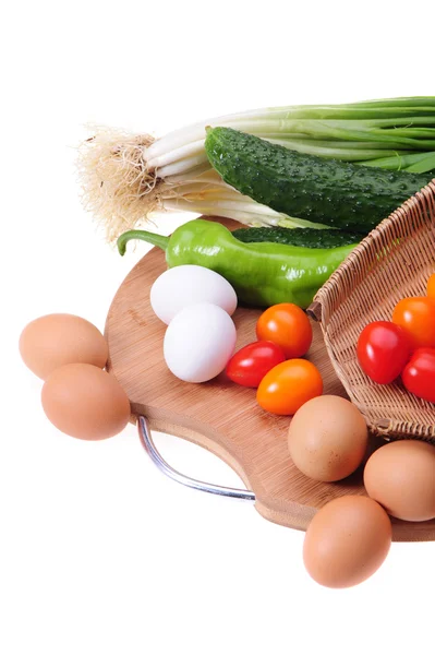 Eier und Gemüse auf weißem Hintergrund — Stockfoto