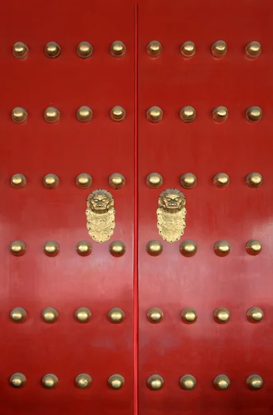 Antigua puerta roja del templo —  Fotos de Stock