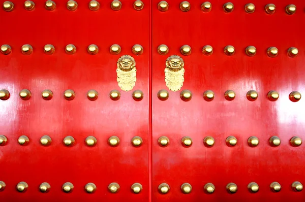 Antigua puerta roja del templo —  Fotos de Stock