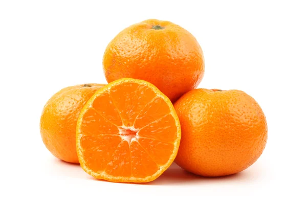 Πορτοκαλί μανταρίνι ή μανταρίνι φρούτων που απομονώνονται σε λευκό φόντο — Φωτογραφία Αρχείου