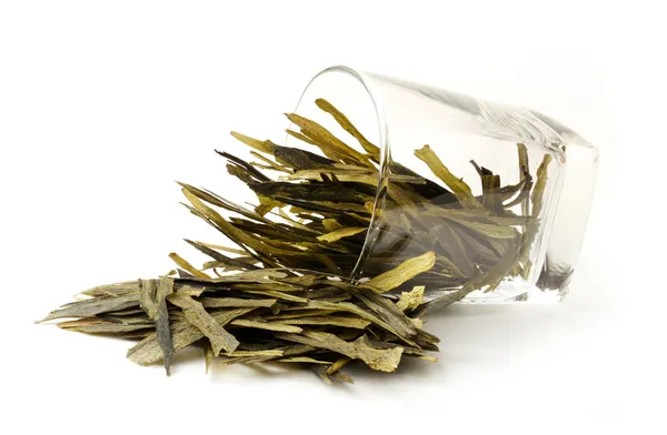 Čínský zelený čaj izolovaných na bílém pozadí — Stock fotografie