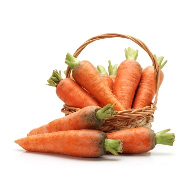 beyaz zemin üzerine taze havuç