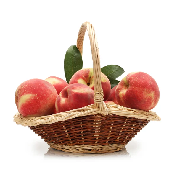 成熟的桃子，白色背景 — 图库照片