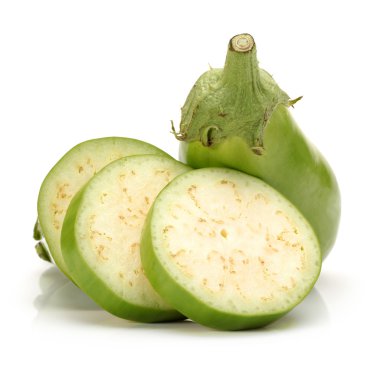 Patlıcan, beyaz arkaplanda izole edildi