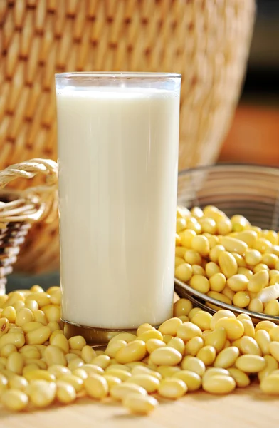 Leche de soja con fondo de soja — Foto de Stock