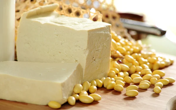 Tofu e soja em mesa de cozinha — Fotografia de Stock